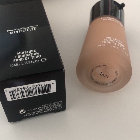 SOLD MAC Mineralize Moisture Foundation 30mL DISCONTINUED - Picture 4 of 6
